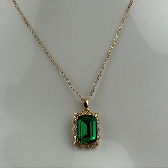 Jewelry - Faux Emerald/Gold Baguette Rectangle Crystal Gemstone Pendant Necklace Jewelry!